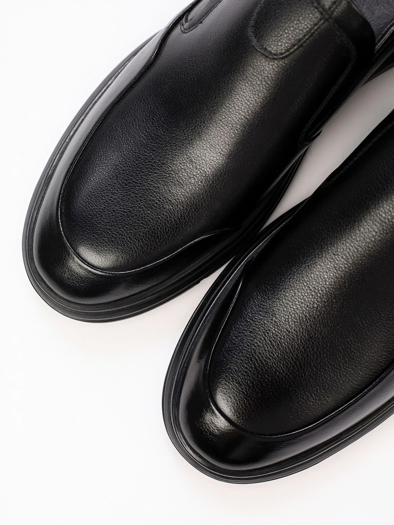 Туфли черного цвета с эластичными вставками